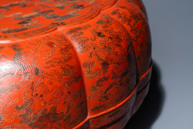 Une grande bo&icirc;te couverte lob&eacute;e en laque polychrome qiangjin et tianqi &agrave; d&eacute;cor de dragons, Chine, Kangxi/Qianlong