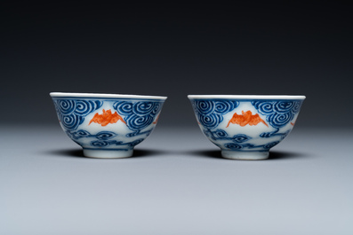 Une paire de tasses en porcelaine de Chine en bleu, blanc et rouge de fer et une coupe aux dragons, marque et &eacute;poque de Guangxu