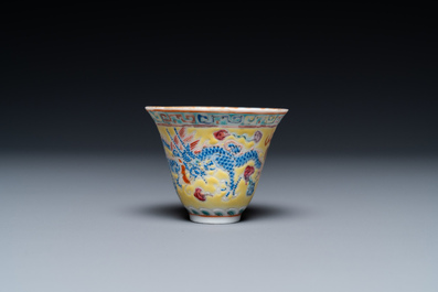 Een Chinese tazza, een dekselkom en een wijnkop met draken op gele fondkleur, 19/20e eeuw