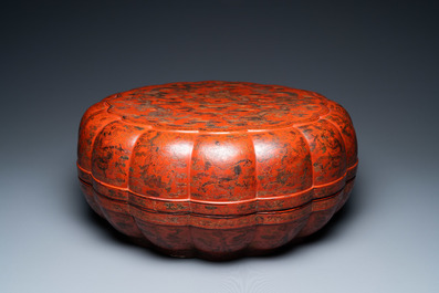 Une grande bo&icirc;te couverte lob&eacute;e en laque polychrome qiangjin et tianqi &agrave; d&eacute;cor de dragons, Chine, Kangxi/Qianlong