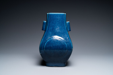 Een Chinese monochrome blauwe 'fanghu' vaas, Guangxu merk en periode
