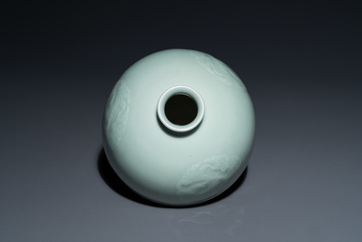 Un pot &agrave; eau en porcelaine de Chine &agrave; &eacute;mail c&eacute;ladon, marque de Kangxi, 19&egrave;me