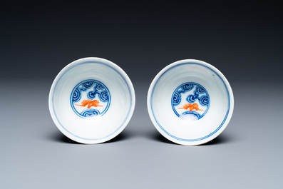 Une paire de tasses en porcelaine de Chine en bleu, blanc et rouge de fer et une coupe aux dragons, marque et &eacute;poque de Guangxu