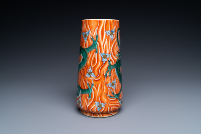 Un vase de forme cylindrique en porcelaine de Chine famille verte &agrave; d&eacute;cor de dragons sur fond faux-bois, 19/20&egrave;me
