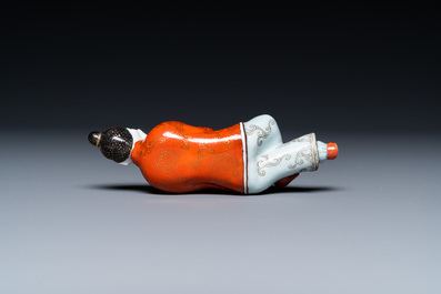 Une tabati&egrave;re en porcelaine de Chine polychrome en forme d'une femme couch&eacute;e, 19&egrave;me