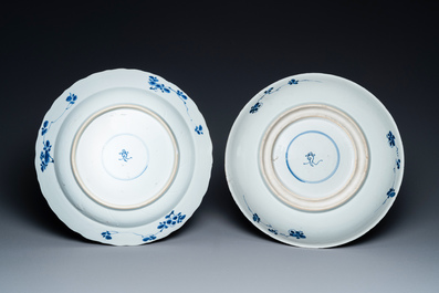 Deux plats en porcelaine de Chine en bleu et blanc &agrave; d&eacute;cor floral, Kangxi