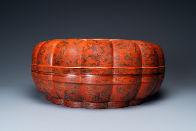 Une grande bo&icirc;te couverte lob&eacute;e en laque polychrome qiangjin et tianqi &agrave; d&eacute;cor de dragons, Chine, Kangxi/Qianlong
