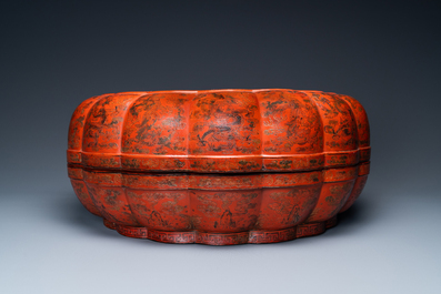 Une grande bo&icirc;te couverte lob&eacute;e en laque polychrome qiangjin et tianqi &agrave; d&eacute;cor de dragons, Chine, Kangxi/Qianlong