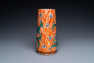 Un vase de forme cylindrique en porcelaine de Chine famille verte &agrave; d&eacute;cor de dragons sur fond faux-bois, 19/20&egrave;me