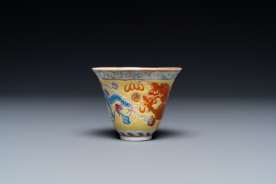 Een Chinese tazza, een dekselkom en een wijnkop met draken op gele fondkleur, 19/20e eeuw