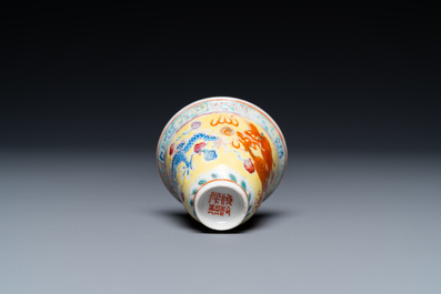 Een Chinese tazza, een dekselkom en een wijnkop met draken op gele fondkleur, 19/20e eeuw