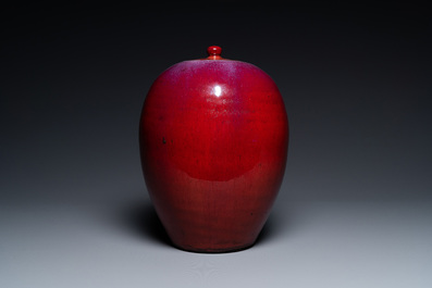Un vase couvert en porcelaine de Chine monochrome sang de boeuf, 19&egrave;me