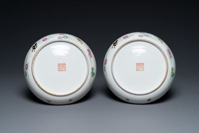 Een paar Chinese famille rose schotels met vlinders, Xie Zhu Zhuren Zao merk, 19/20e eeuw