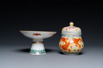 Een Chinese tazza, een dekselkom en een wijnkop met draken op gele fondkleur, 19/20e eeuw