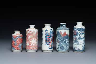 Five Chinese blue, white and copper-red snuff bottles, 18/20th C.