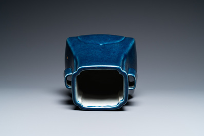 Een Chinese monochrome blauwe 'fanghu' vaas, Guangxu merk en periode