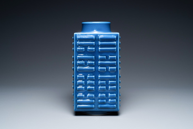 Un vase de forme 'cong' en porcelaine de Chine bleu monochrome, marque de Guangxu, R&eacute;publique