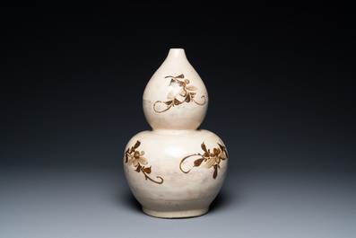 Een Chinese Cizhou kalebasvaas, Song/Yuan