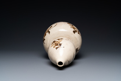 Een Chinese Cizhou kalebasvaas, Song/Yuan