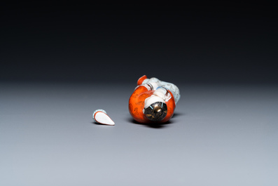 Une tabati&egrave;re en porcelaine de Chine polychrome en forme d'une femme couch&eacute;e, 19&egrave;me