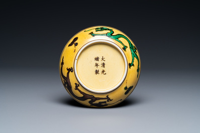 Une paire de tasses en porcelaine de Chine en bleu, blanc et rouge de fer et une coupe aux dragons, marque et &eacute;poque de Guangxu