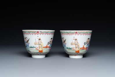 Een paar Chinese famille rose wijnkoppen met spelende jongens, Qianlong merk, Republiek