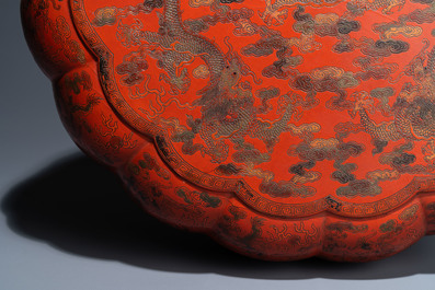 Une grande bo&icirc;te couverte lob&eacute;e en laque polychrome qiangjin et tianqi &agrave; d&eacute;cor de dragons, Chine, Kangxi/Qianlong