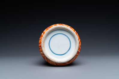 Un vase de forme cylindrique en porcelaine de Chine famille verte &agrave; d&eacute;cor de dragons sur fond faux-bois, 19/20&egrave;me