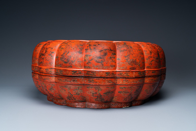 Une grande bo&icirc;te couverte lob&eacute;e en laque polychrome qiangjin et tianqi &agrave; d&eacute;cor de dragons, Chine, Kangxi/Qianlong
