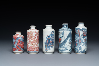 Five Chinese blue, white and copper-red snuff bottles, 18/20th C.