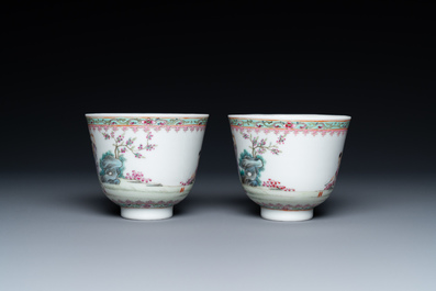 Een paar Chinese famille rose wijnkoppen met spelende jongens, Qianlong merk, Republiek