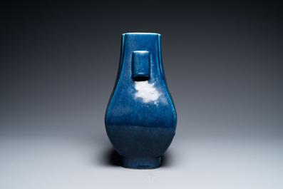 Een Chinese monochrome blauwe 'fanghu' vaas, Guangxu merk en periode