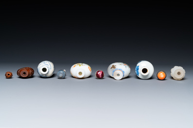 Six Chinese glass, porcelain, bamboo and agate snuff bottles, 19/20th C.