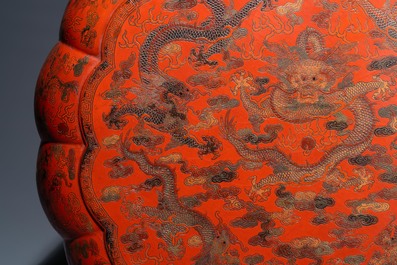 Une grande bo&icirc;te couverte lob&eacute;e en laque polychrome qiangjin et tianqi &agrave; d&eacute;cor de dragons, Chine, Kangxi/Qianlong