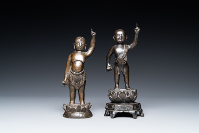 Twee Chinese bronzen figuren van de jonge Boeddha, Ming