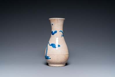 Een Chinese blauw-witte vaas met craquel&eacute; fond, Kangxi