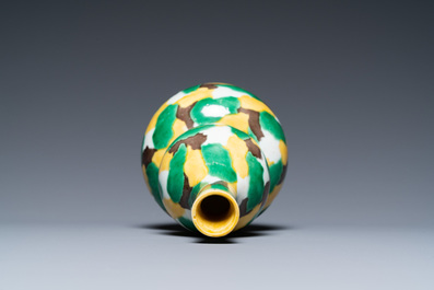 Een Chinese sancai-geglazuurde kalebasvaas, Kangxi