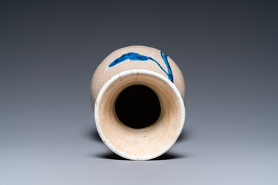 Een Chinese blauw-witte vaas met craquel&eacute; fond, Kangxi