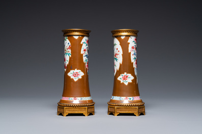Une paire de vases en porcelaine de Chine famille rose aux montures en bronze dor&eacute;, Qianlong