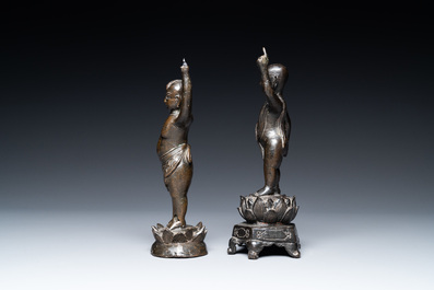 Twee Chinese bronzen figuren van de jonge Boeddha, Ming