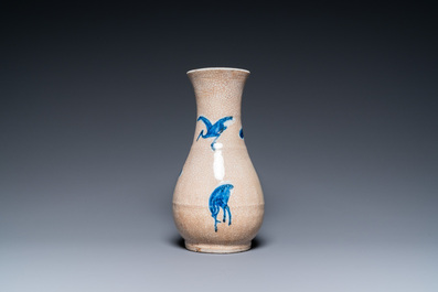 Een Chinese blauw-witte vaas met craquel&eacute; fond, Kangxi