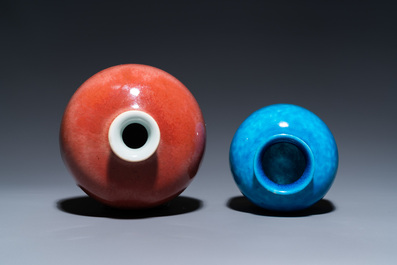 Deux pots &agrave; eau en porcelaine de Chine &agrave; &eacute;mail langyao et en turquoise monochrome, 19/20&egrave;me