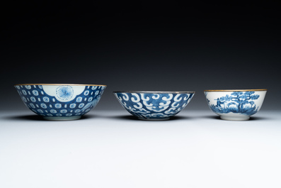 Sept pi&egrave;ces en porcelaine de Chine 'Bleu de Hue' pour le Vietnam, 19&egrave;me