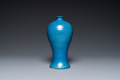 Un vase de forme 'meiping' en porcelaine de Chine &agrave; &eacute;mail robin's egg, marque de Qianlong, 19/20&egrave;me