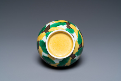 Een Chinese sancai-geglazuurde kalebasvaas, Kangxi