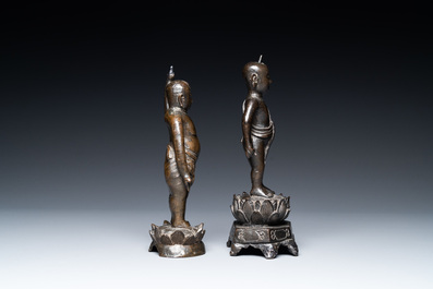 Twee Chinese bronzen figuren van de jonge Boeddha, Ming