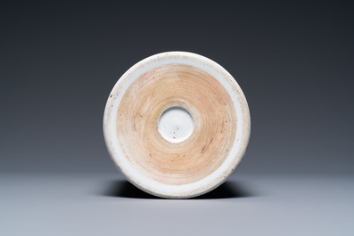 Un pot &agrave; pinceaux en porcelaine de Chine en bleu et blanc, Kangxi