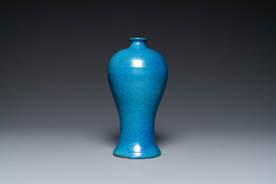 Un vase de forme 'meiping' en porcelaine de Chine &agrave; &eacute;mail robin's egg, marque de Qianlong, 19/20&egrave;me