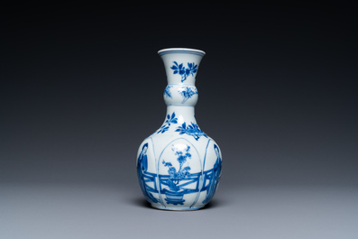 Een Chinese blauw-witte vaas in lotusvorm gemouleerd, Kangxi