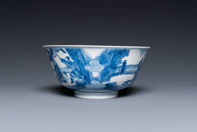 Een Chinese blauw-witte kom met oorlogsdecor, Chenghua merk, Kangxi